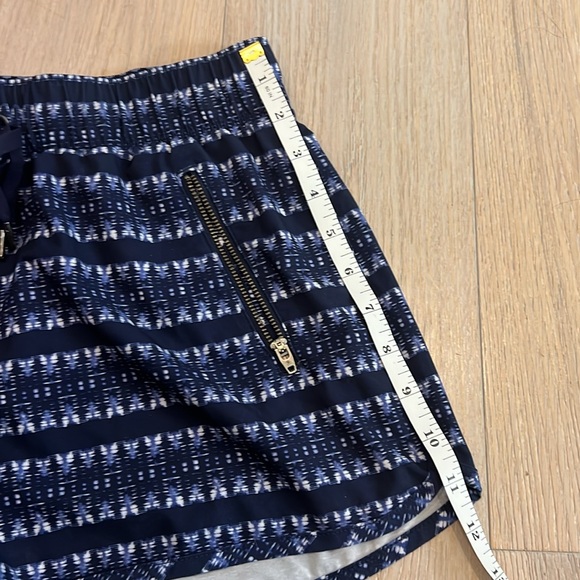 Athleta Sway Short Ikat print. Size medium. EUC - Picture 6 of 7